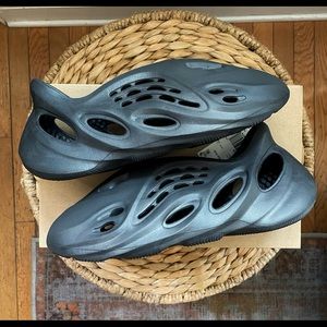 ADIDAS YEEZY FOAM RUNNER ONYX SIZE 11 ➡️ BRAND-NEW IN HAND!